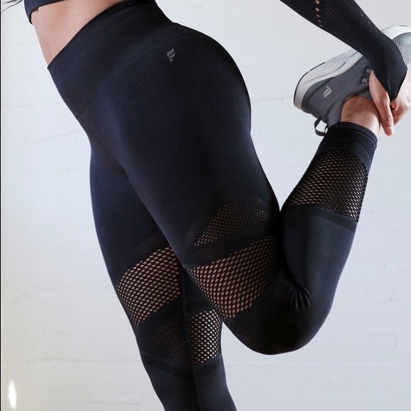 Fabletics Black Mosaic High-Waisted 7/8 leggings - Picture 4 of 4